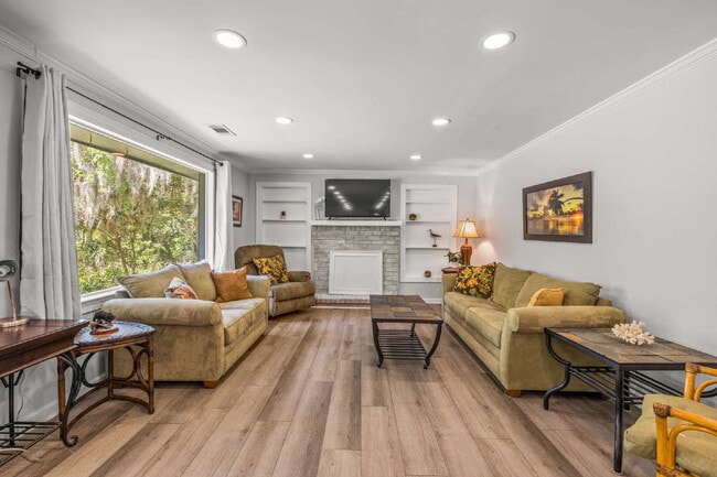 Building Photo - "Charming 3-Bedroom, 2.5-Bath Home Now Ava...