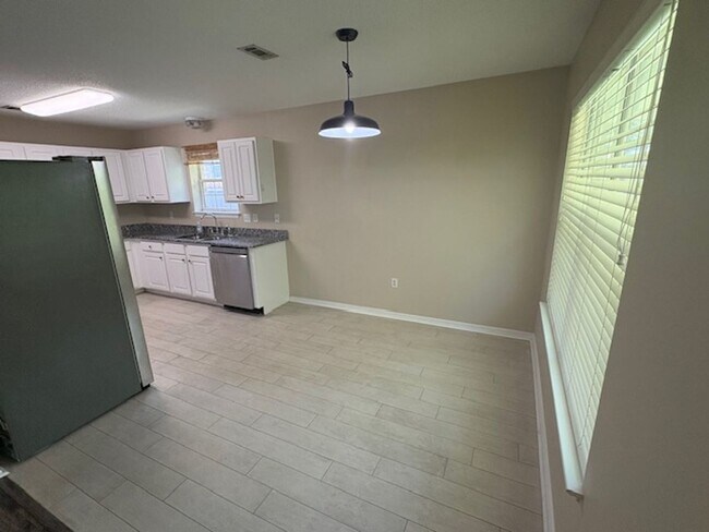 Building Photo - Indian Woods Home with a Cozy Fireplace & Stainless Steel Appliances!