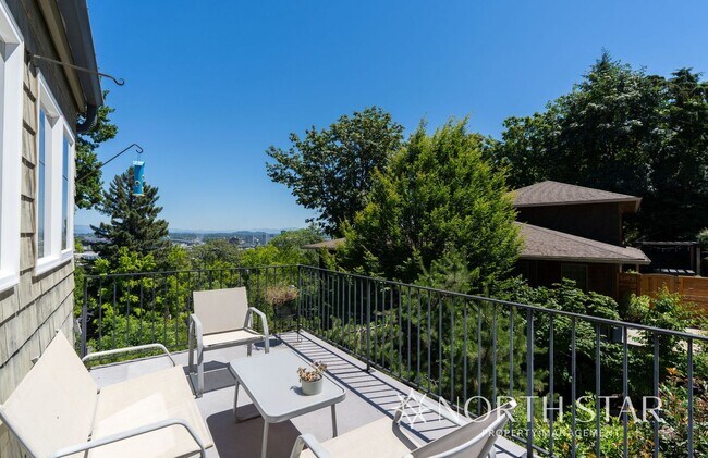 Building Photo - Stunning Views Close in NW Portland
