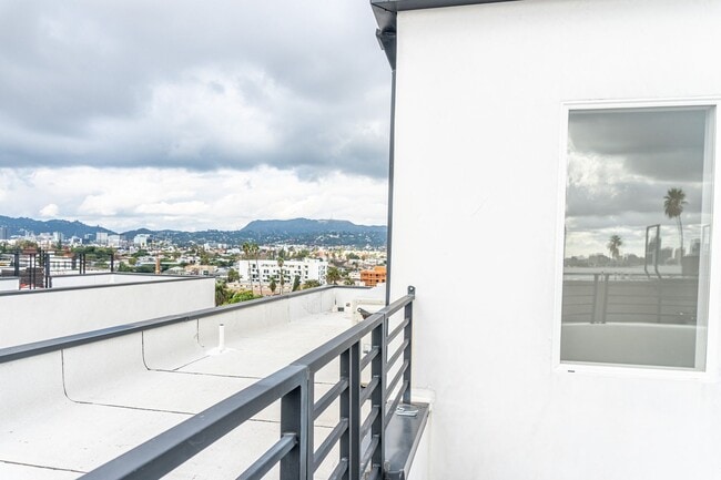 Building Photo - Beautiful Spacious Modern 3 Bedroom Townhome Available Now! - ONE MONTH FREE