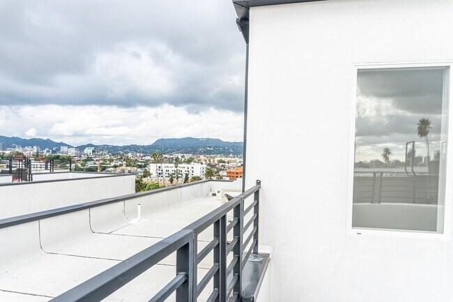 Building Photo - Beautiful Spacious Modern 3 Bedroom Townhome Available Now!