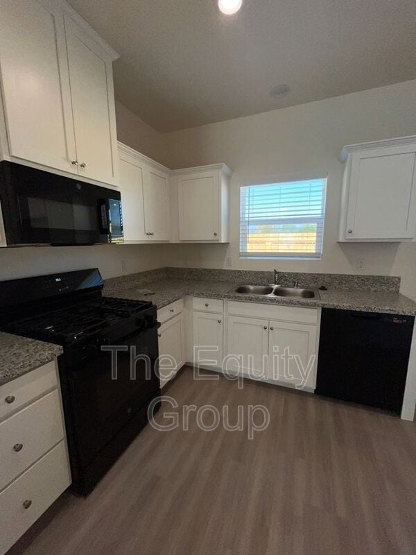 Building Photo - 4114 E Kaweah Ave