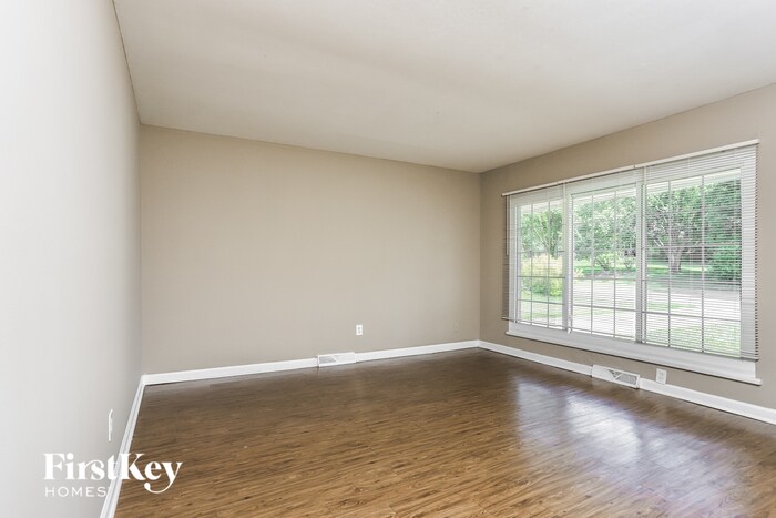 Building Photo - 1830 Jenkee Ave