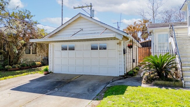 Building Photo - Garden District  Garage Apartment available NOW!