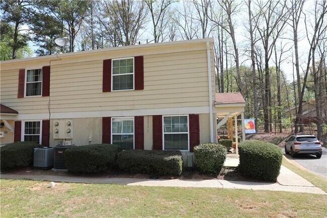 Building Photo - 1321 Surrey Ln SW