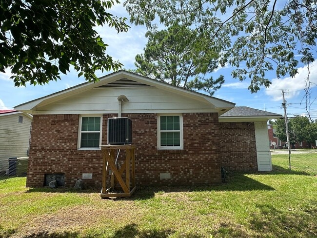Building Photo - Renovated 3 Bed 1 Bath House