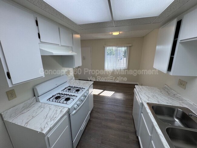 Building Photo - 9421 Cedar St