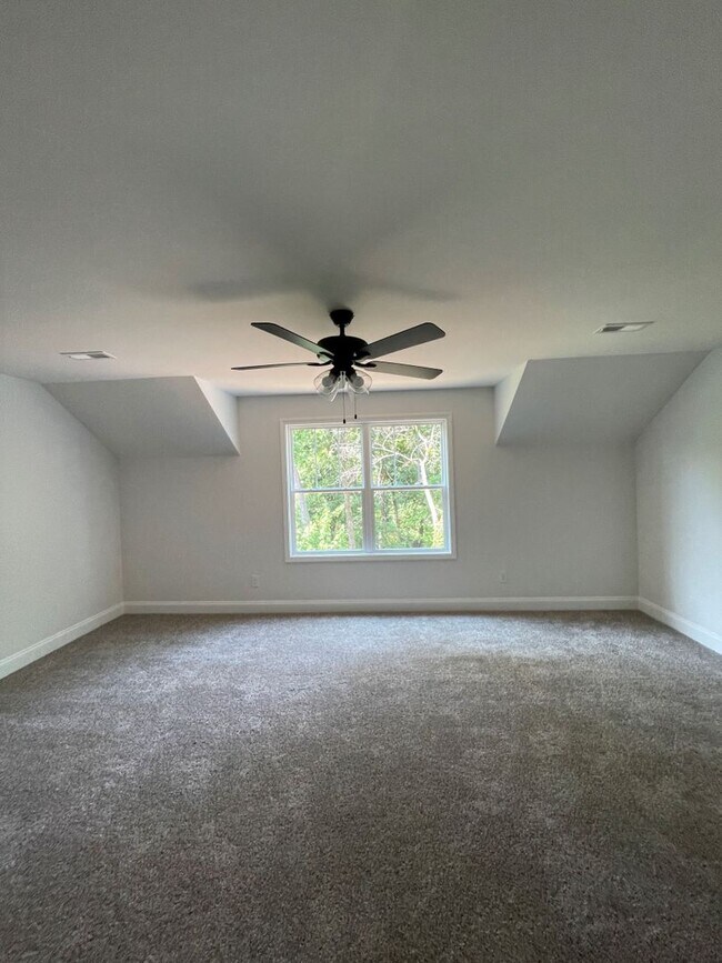 Building Photo - 6 bedroom/3 Baths + Bonus room!  Backs up ...