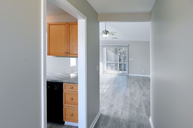 Building Photo - Charming 3BR Ranch in Osprey Woods – Screened Porch & Vaulted Ceilings