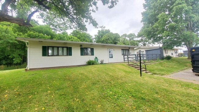 Building Photo - Finleyville 3 Bedroom 1.5 Bath Ranch $1,50...