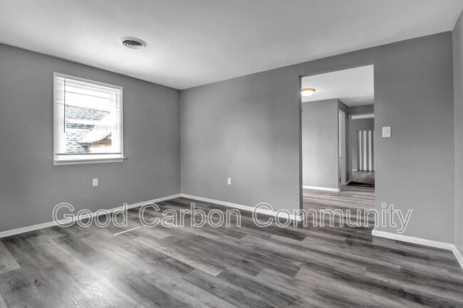 Building Photo - 724 8th St