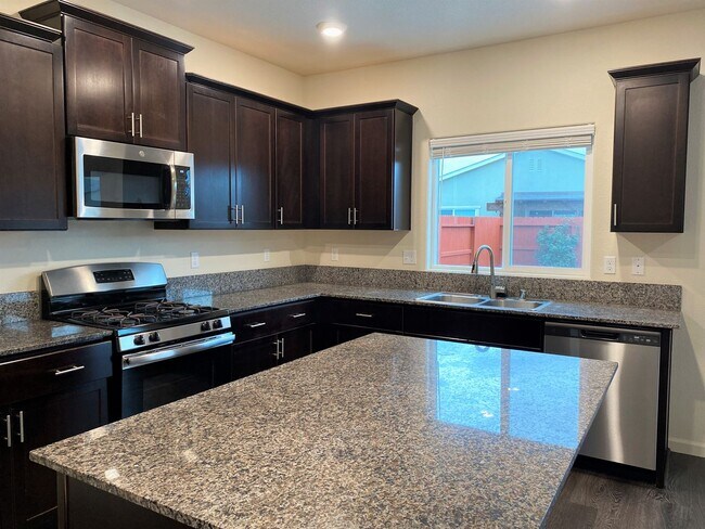 Building Photo - Spacious 4 bedroom/2 bath home waiting to ...
