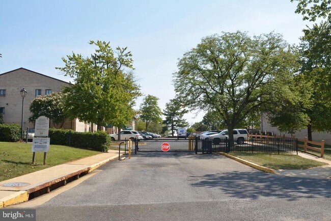 Building Photo - 6964 Hanover Pkwy