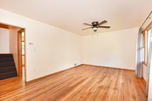 Building Photo - 257 Maple St