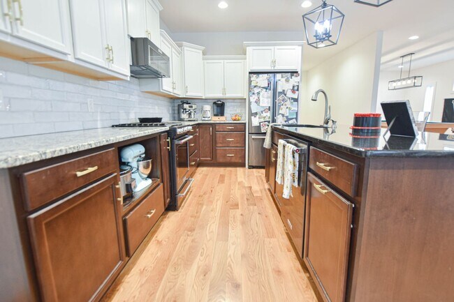 Building Photo - Modern Three Bedroom!