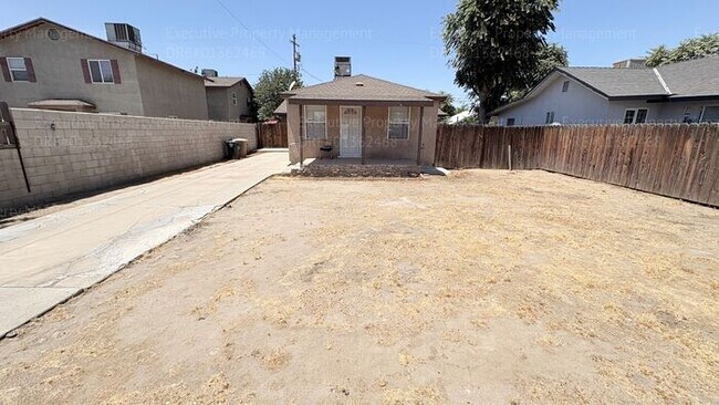 Building Photo - 2 bedroom 1 bathroom home near 34th St/ Chester Ave