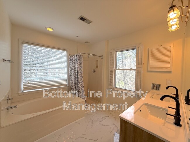 Building Photo - 9423 Fairmead Dr