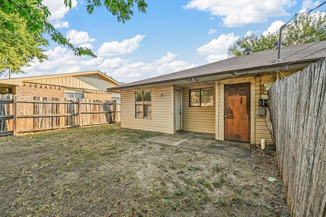 Building Photo - Two Bedroom Duplex For Rent in Cedar Hill.
