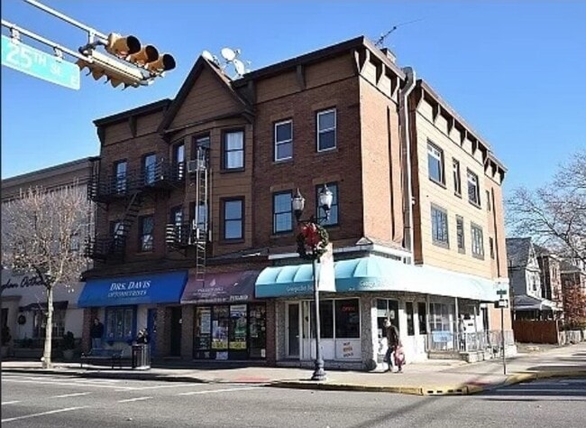 Building Photo - 546-548 Broadway