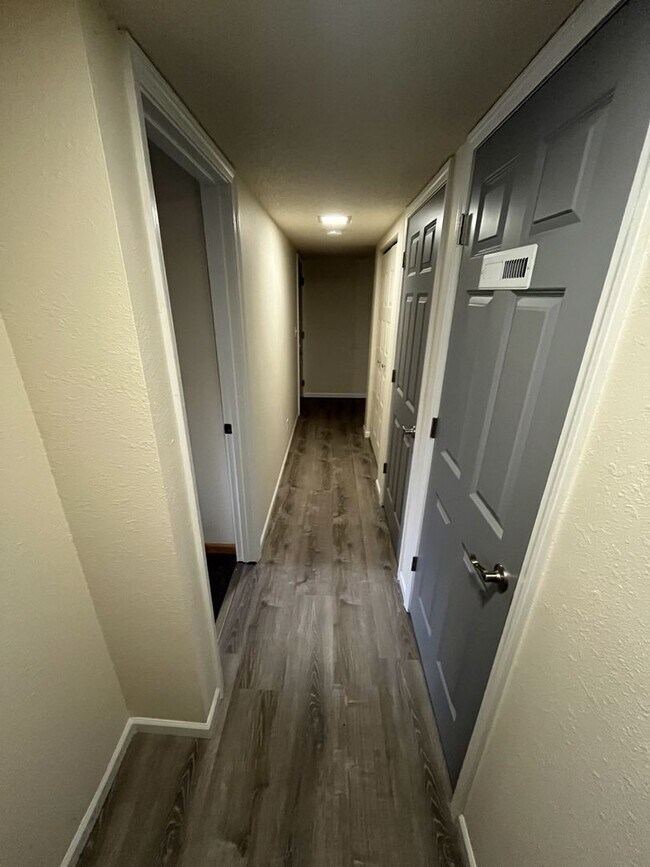 Building Photo - Newly Remodeled 2 Bedroom Unit in Family a...