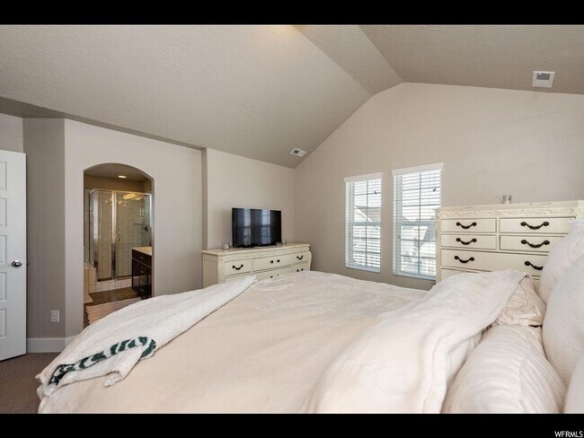 Building Photo - Great Daybreak Home Available March 1!