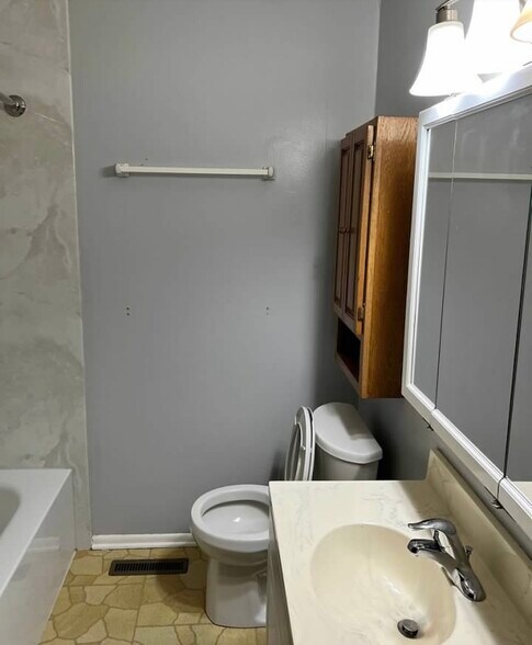 Building Photo - 570 Jamestown Ct