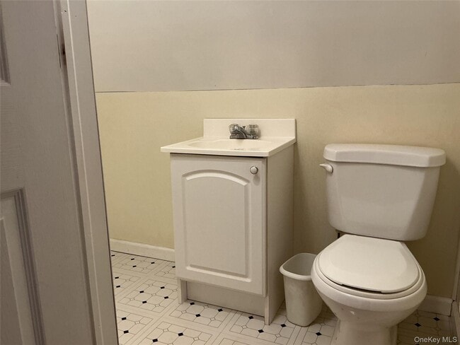 Building Photo - 4 Hitchcock Ln