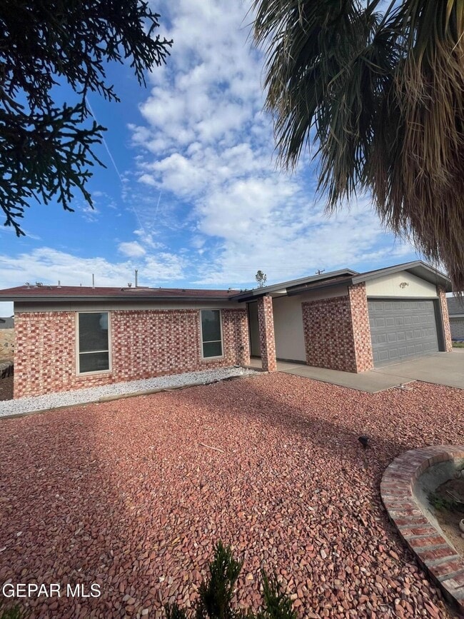 Building Photo - 932 Oneida Dr
