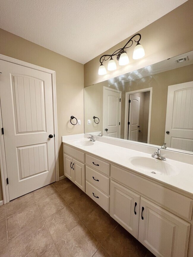 Building Photo - SEE IT NOW: Luxury 5-Bed Home in Wilshire ...