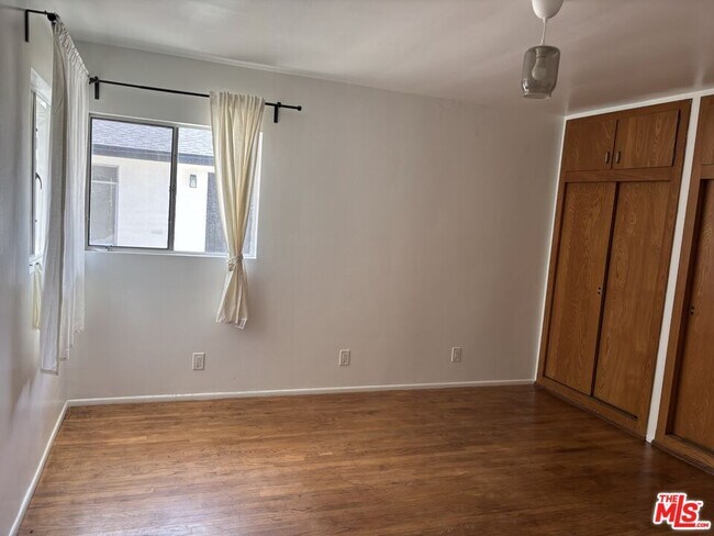 Building Photo - 366 E Hillsdale St