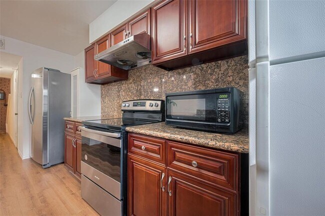 Building Photo - 13040 Trail Hollow Dr