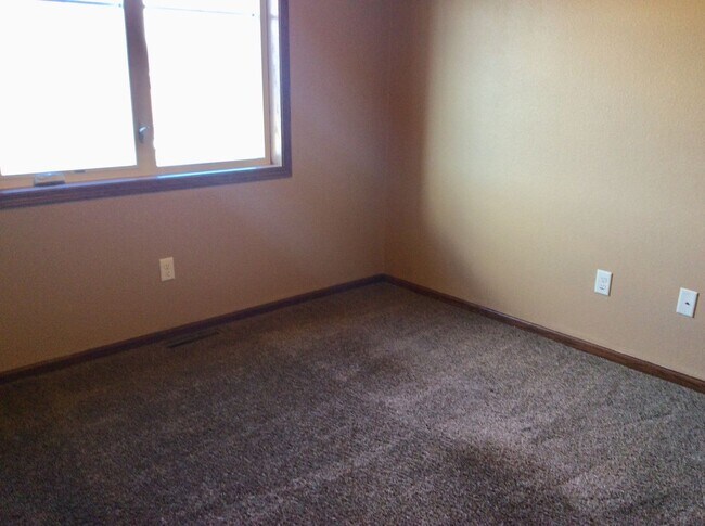Building Photo - Nice 3 bed, 2.5 bath townhome