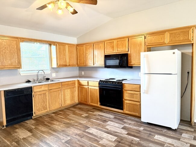 Building Photo - 2305 Cimmaron Dr