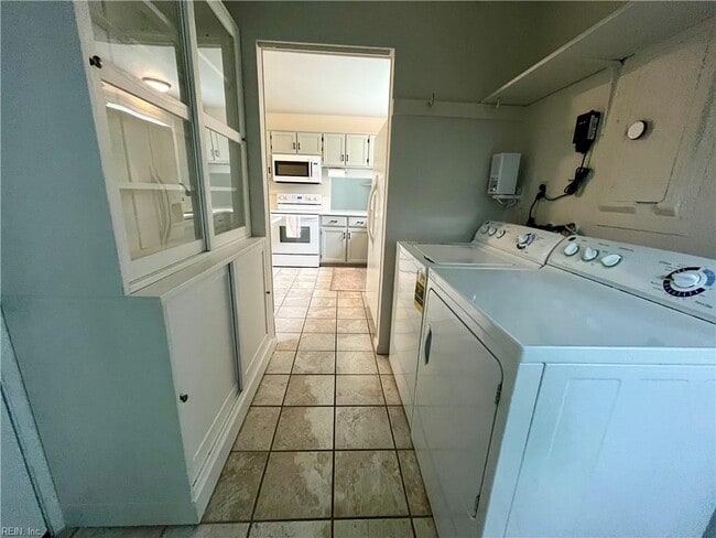 Building Photo - 3905 Brentwood Crescent