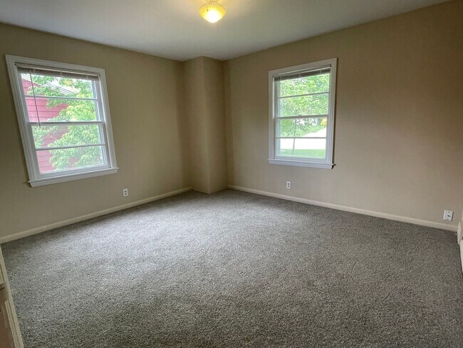 Building Photo - ~APPLICATIONS PENDING~ 2 Bedroom, 1 Bath H...