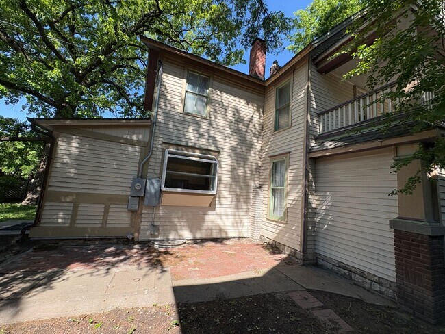 Building Photo - 4 bedroom 2 bathroom Historic Home Downtown Manhattan KS