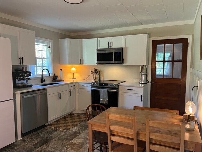 Building Photo - 321 Cedar St