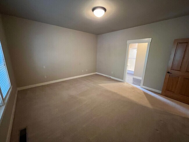 Building Photo - Landscape Maintenance Included! Spacious 3 Bed/2.5 Bath Home in SW Bend - Elder Ridge Street