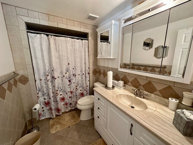 Building Photo - Lovely 3 bedroom/2 bathroom fully furnishe...