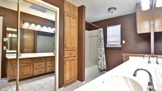 Building Photo - 5273 Sherbrooke Ln