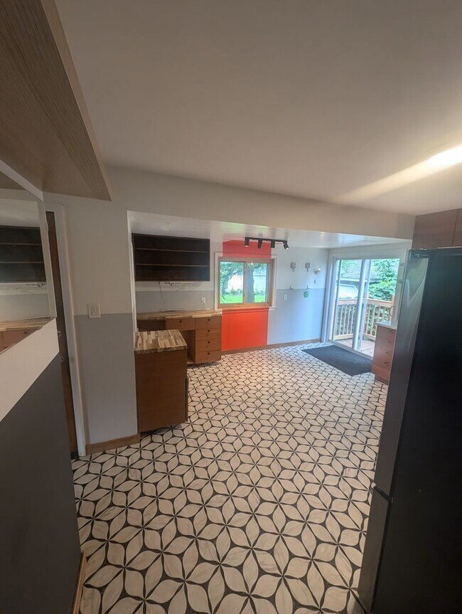 Building Photo - Charming Garden Oasis in West St. Paul – F...