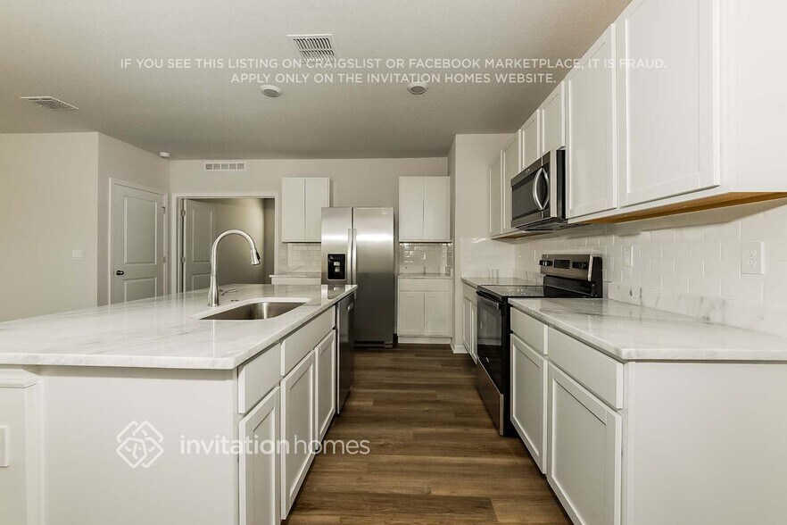 Building Photo - 8029 Majestic Palms Ct