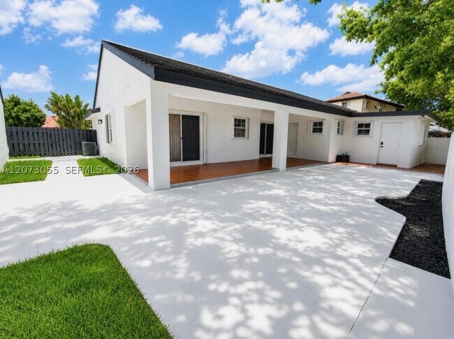 Building Photo - 10290 SW 146th Ave