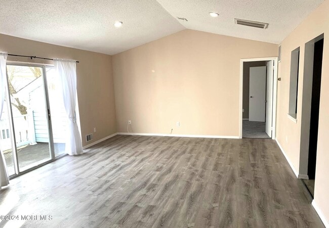 Building Photo - 30 Tulip Ln