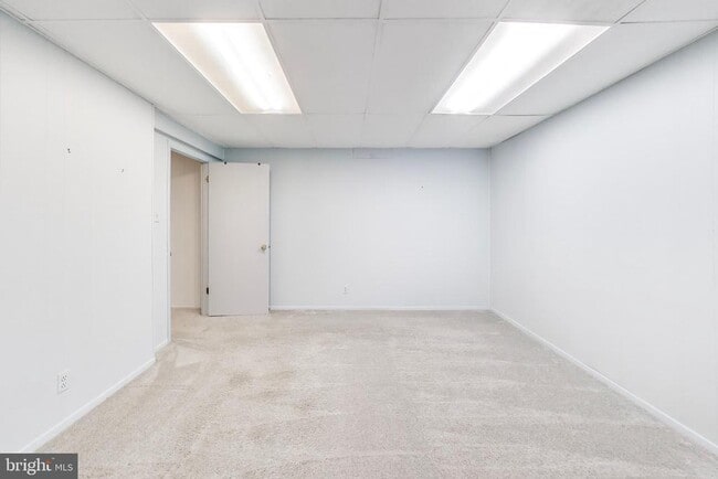 Building Photo - 1718 Crestview Dr