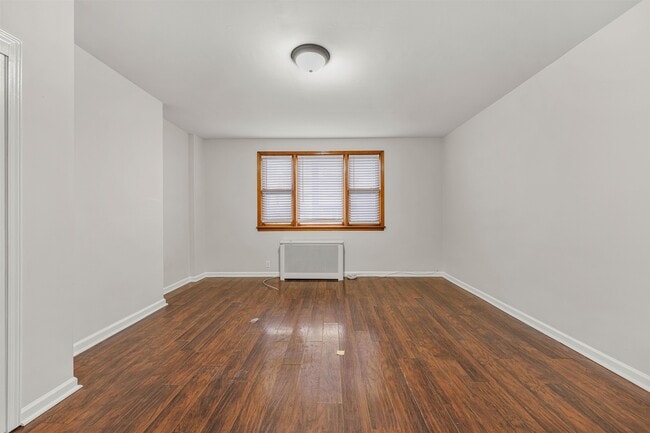 Building Photo - 37 Pearsall Ave