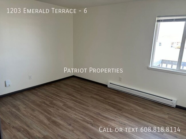 Building Photo - 1 bedroom/ 1 bath apartment in Sun Prairie...