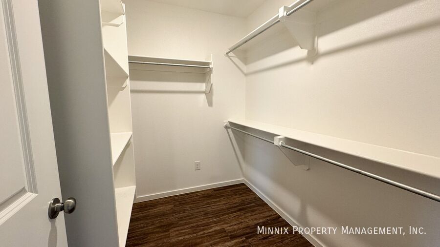 Building Photo - 2033 Kenwood Ave