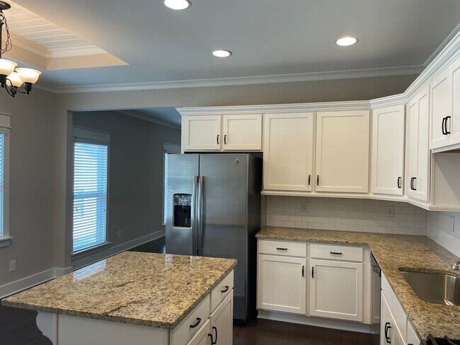 Building Photo - One level home with 2 Car Garage!