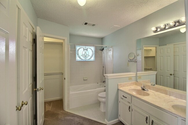 Building Photo - 383 E Valleywood Dr